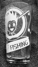 Load image into Gallery viewer, Hunter x Hunter fanart Gon Fishing etched pint glass water tumbler